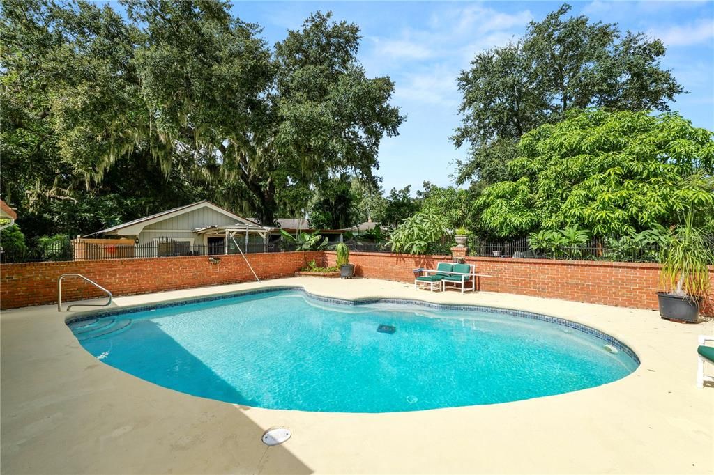 For Sale: $375,000 (3 beds, 3 baths, 2531 Square Feet)