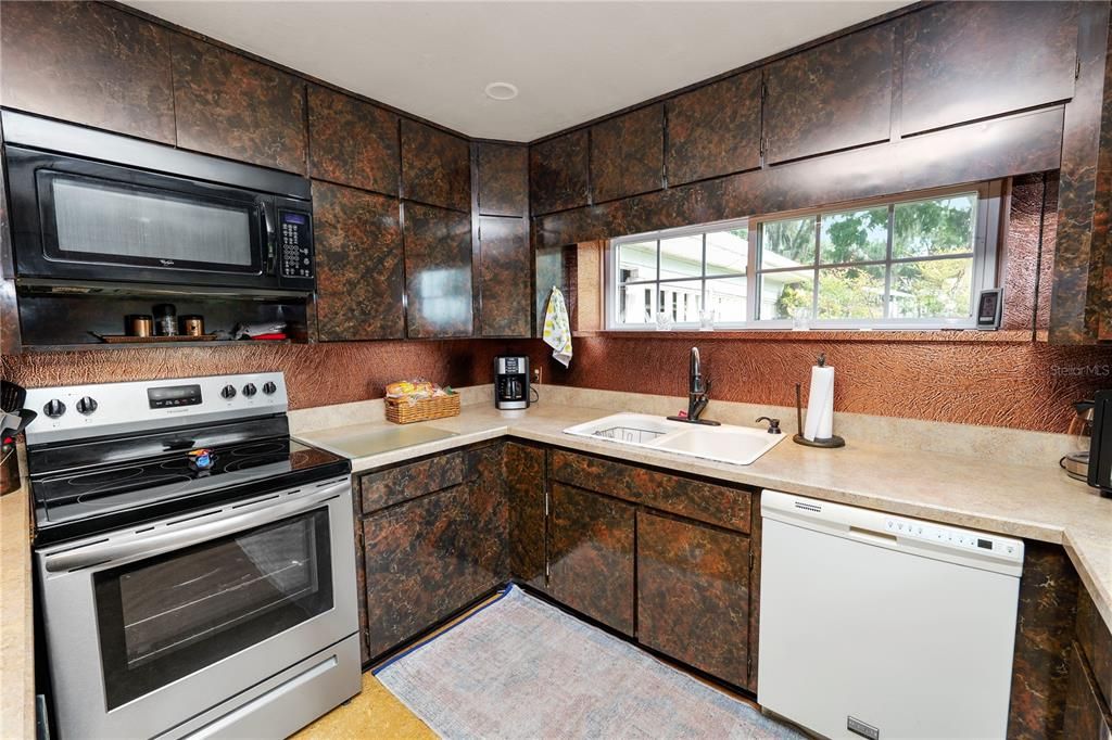 For Sale: $375,000 (3 beds, 3 baths, 2531 Square Feet)