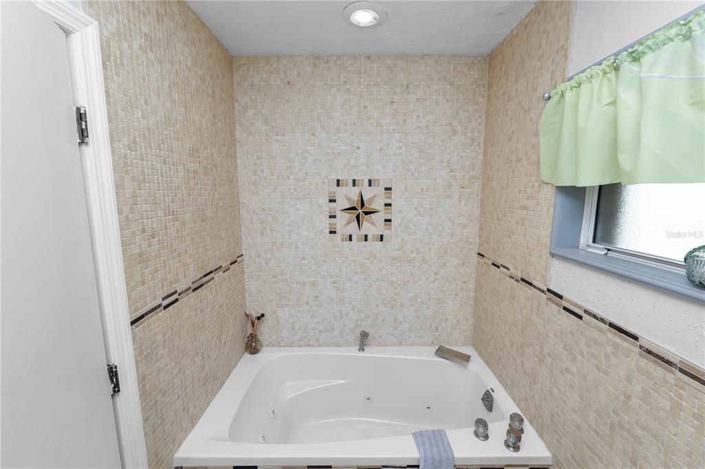 For Sale: $375,000 (3 beds, 3 baths, 2531 Square Feet)