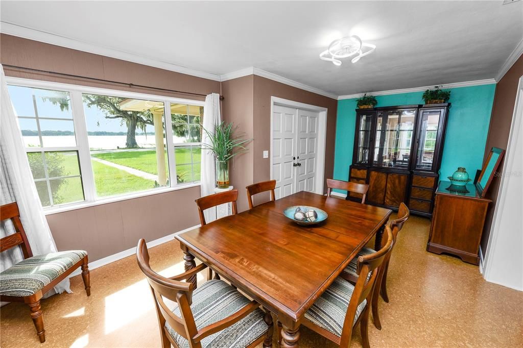 For Sale: $375,000 (3 beds, 3 baths, 2531 Square Feet)