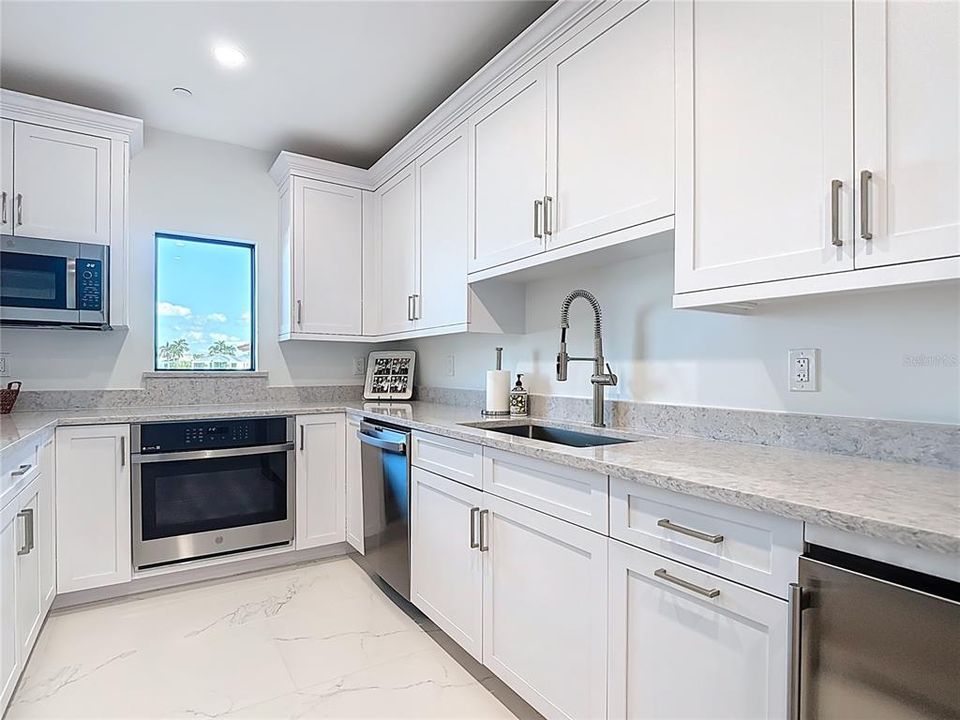 For Sale: $1,099,000 (2 beds, 2 baths, 1405 Square Feet)