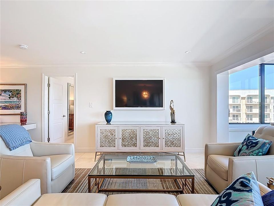 For Sale: $1,099,000 (2 beds, 2 baths, 1405 Square Feet)