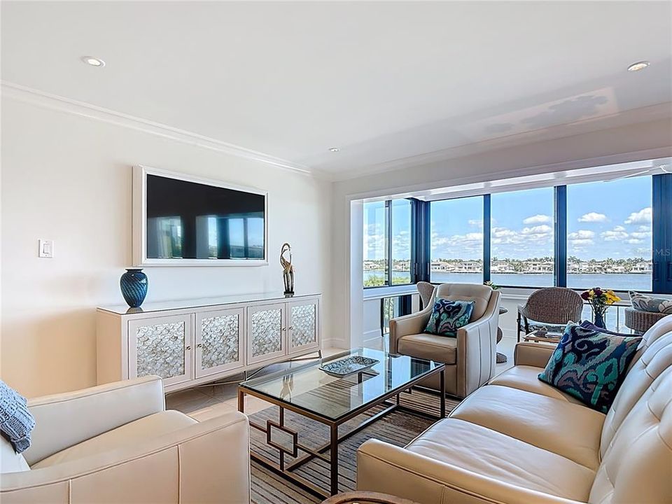 For Sale: $1,099,000 (2 beds, 2 baths, 1405 Square Feet)