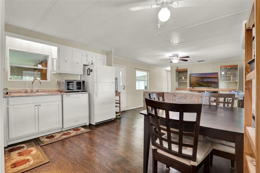 На продажу: $120,000 (2 спален, 1 ванн, 1260 Квадратных фут)