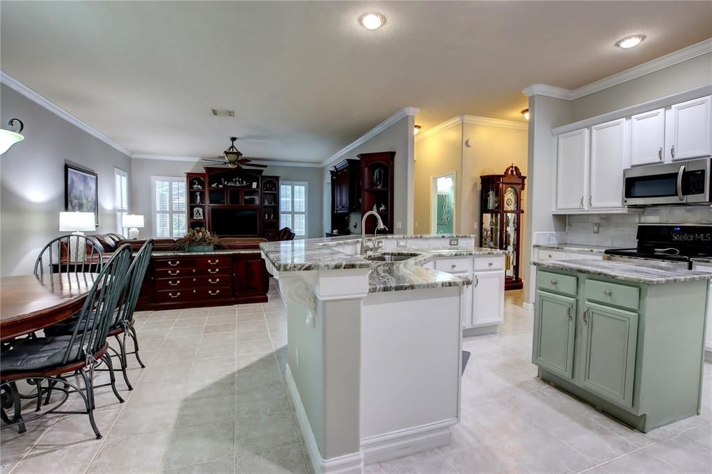 Active With Contract: $885,900 (5 beds, 3 baths, 3517 Square Feet)