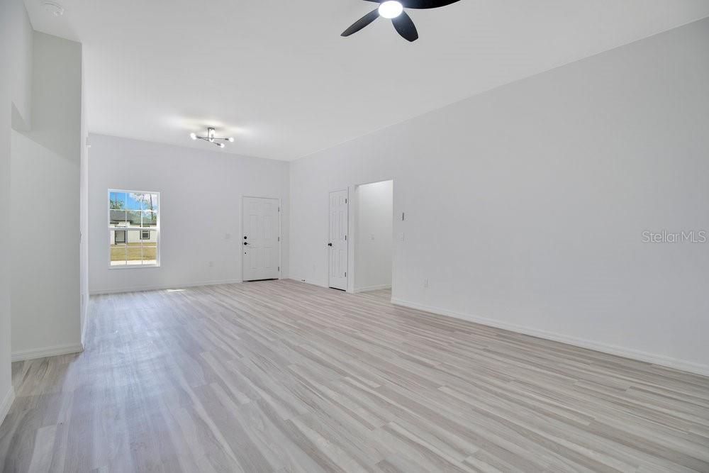 Activo con contrato: $344,000 (3 camas, 2 baños, 1600 Pies cuadrados)