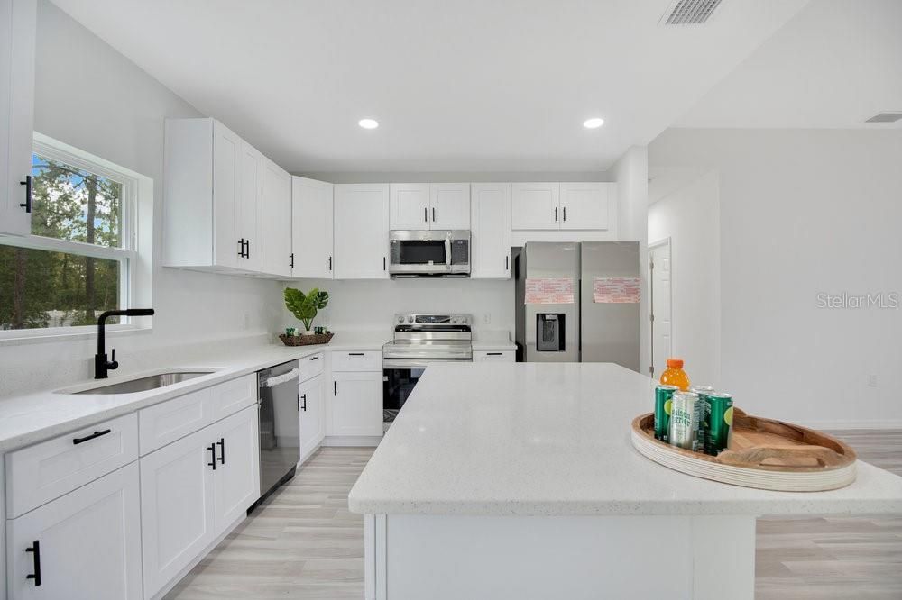 Activo con contrato: $344,000 (3 camas, 2 baños, 1600 Pies cuadrados)