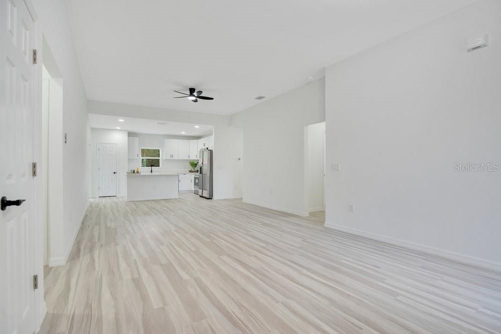 Activo con contrato: $344,000 (3 camas, 2 baños, 1600 Pies cuadrados)