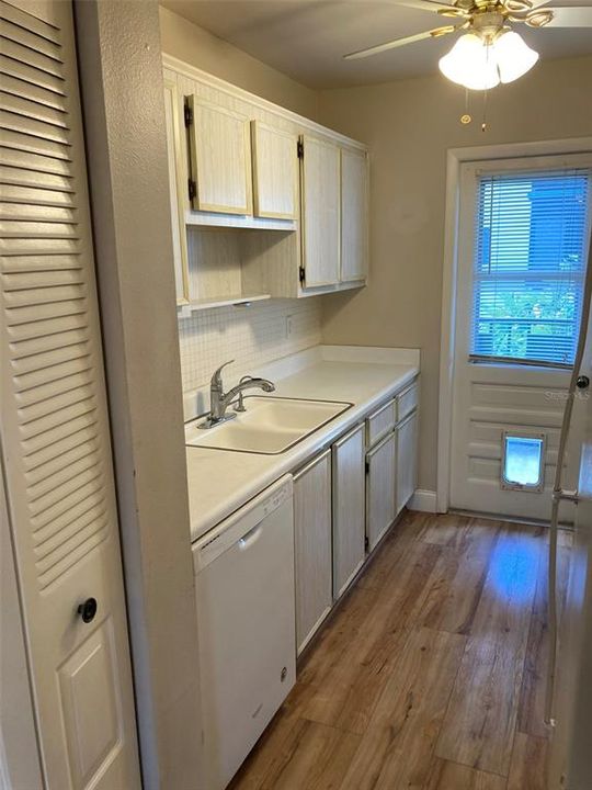 Active With Contract: $89,000 (2 beds, 2 baths, 915 Square Feet)