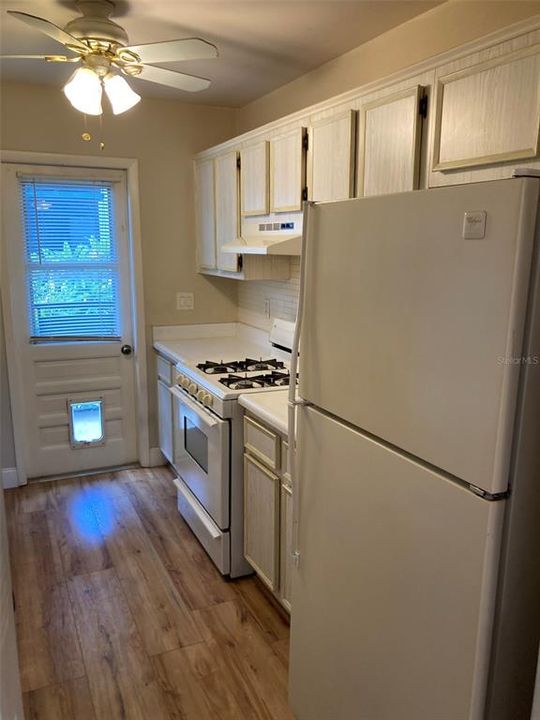 Active With Contract: $89,000 (2 beds, 2 baths, 915 Square Feet)