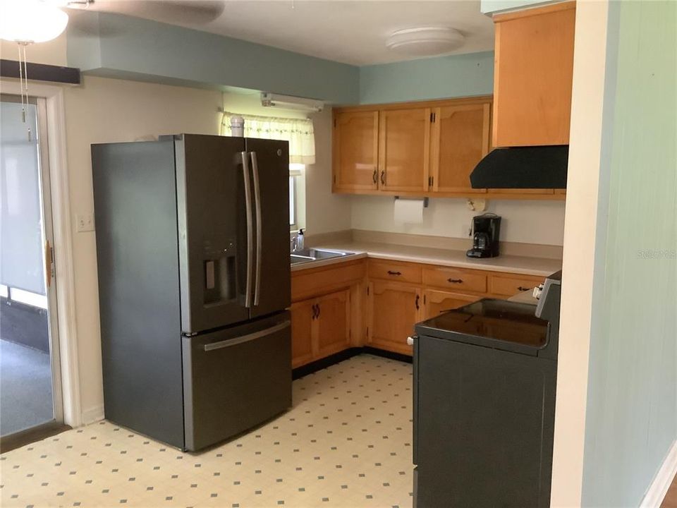 For Sale: $229,000 (2 beds, 1 baths, 888 Square Feet)