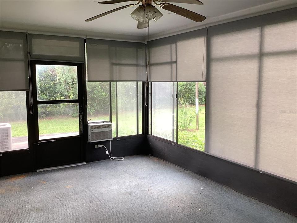 For Sale: $229,000 (2 beds, 1 baths, 888 Square Feet)