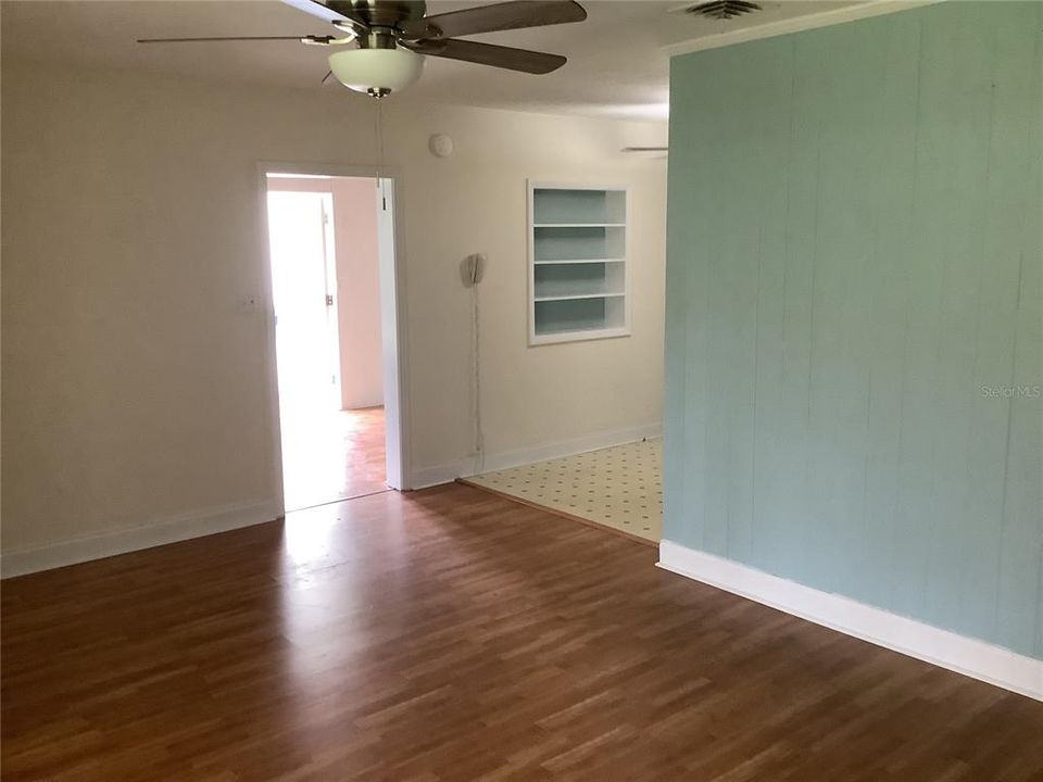 For Sale: $229,000 (2 beds, 1 baths, 888 Square Feet)