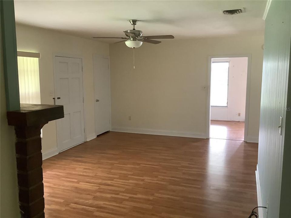 For Sale: $229,000 (2 beds, 1 baths, 888 Square Feet)