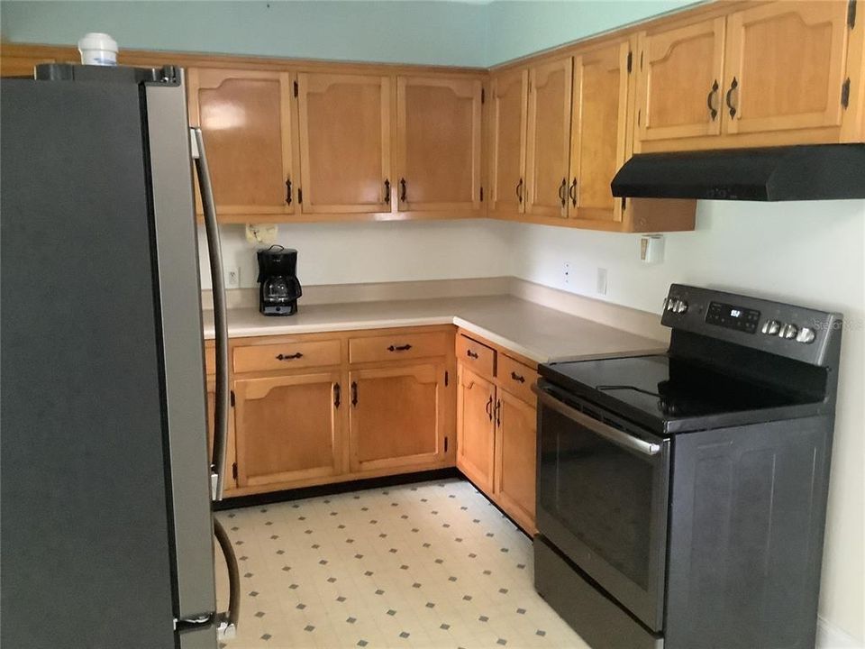 For Sale: $229,000 (2 beds, 1 baths, 888 Square Feet)
