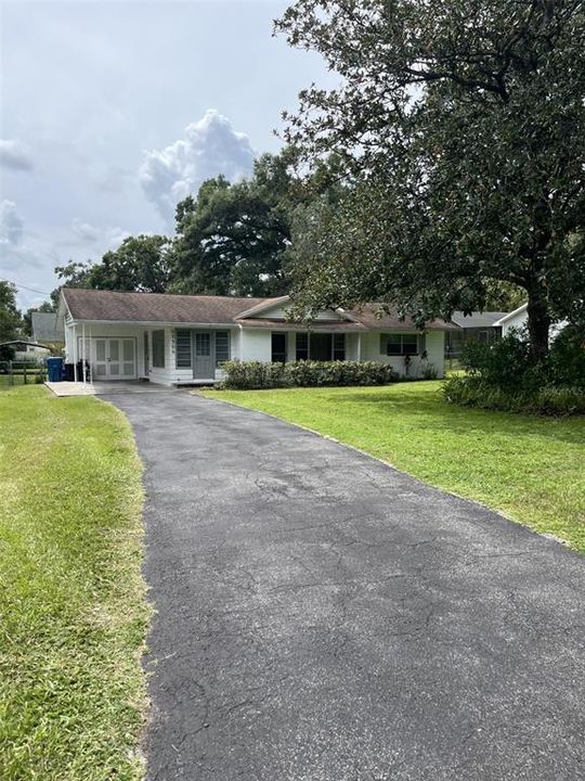 For Sale: $229,000 (2 beds, 1 baths, 888 Square Feet)