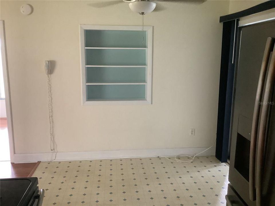 For Sale: $229,000 (2 beds, 1 baths, 888 Square Feet)
