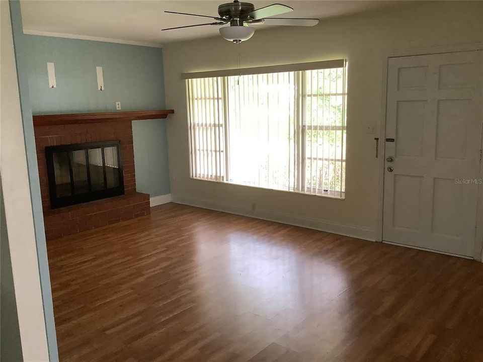 For Sale: $229,000 (2 beds, 1 baths, 888 Square Feet)