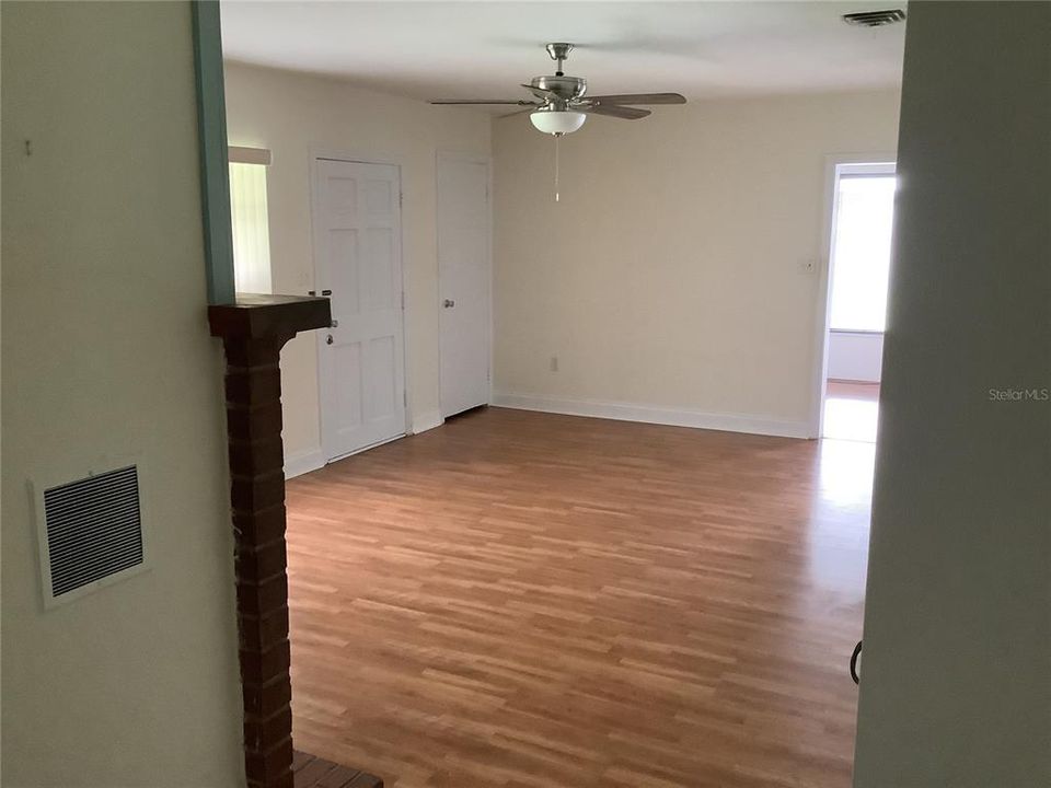 For Sale: $229,000 (2 beds, 1 baths, 888 Square Feet)