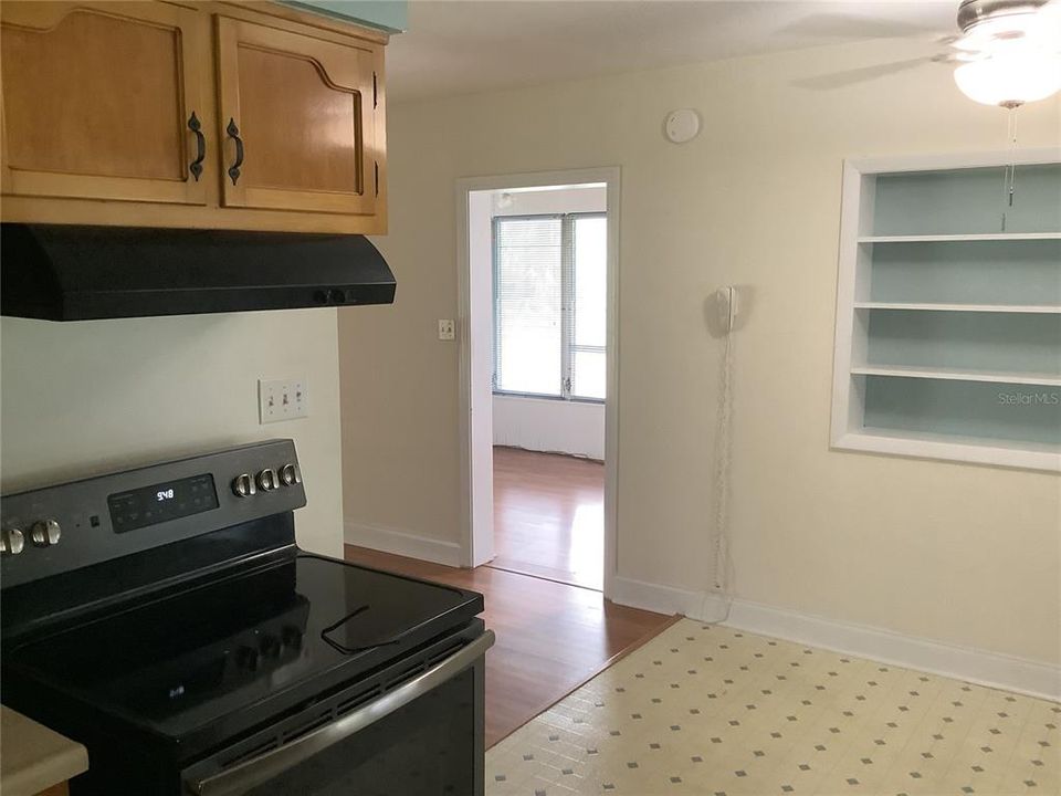 For Sale: $229,000 (2 beds, 1 baths, 888 Square Feet)