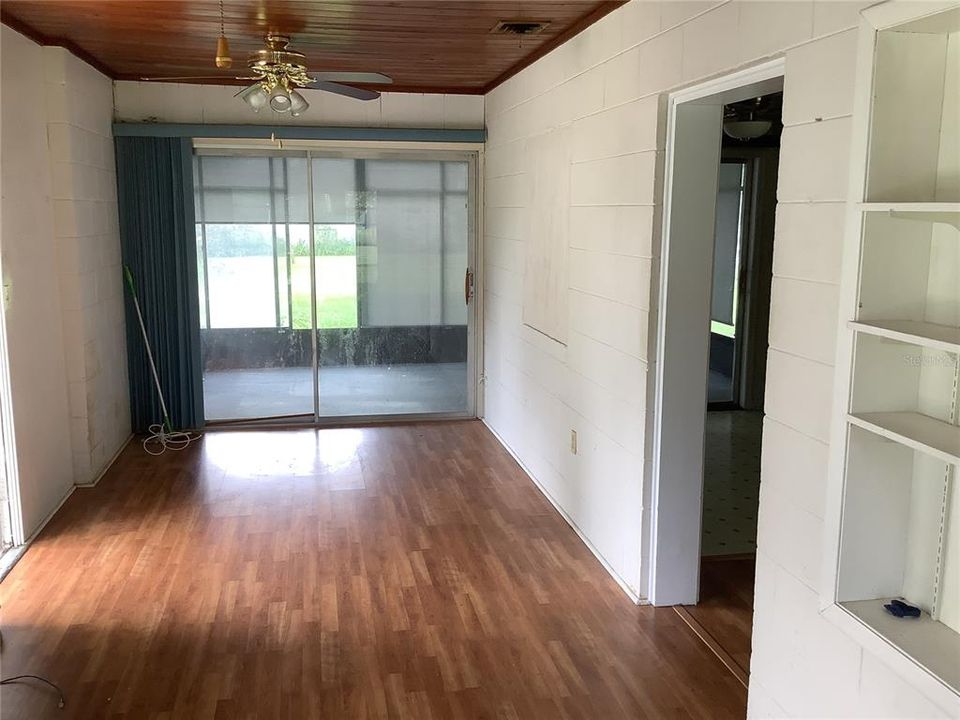 For Sale: $229,000 (2 beds, 1 baths, 888 Square Feet)