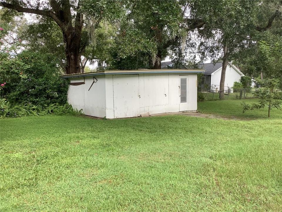 For Sale: $229,000 (2 beds, 1 baths, 888 Square Feet)