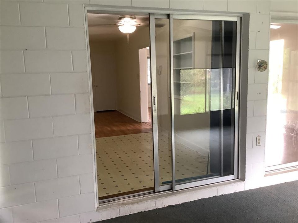 For Sale: $229,000 (2 beds, 1 baths, 888 Square Feet)