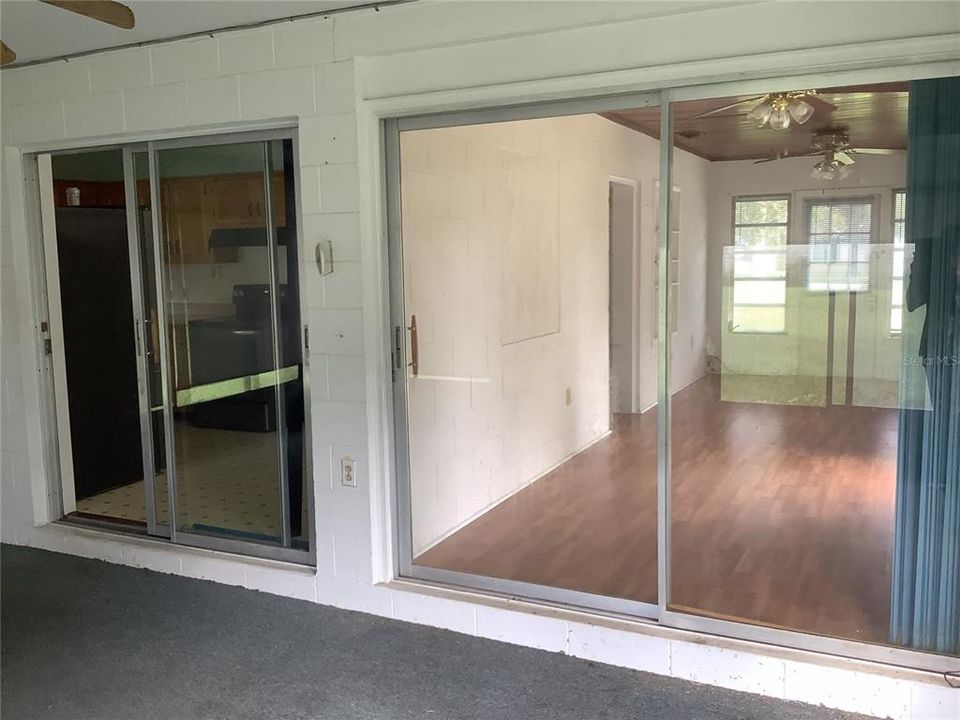 For Sale: $229,000 (2 beds, 1 baths, 888 Square Feet)