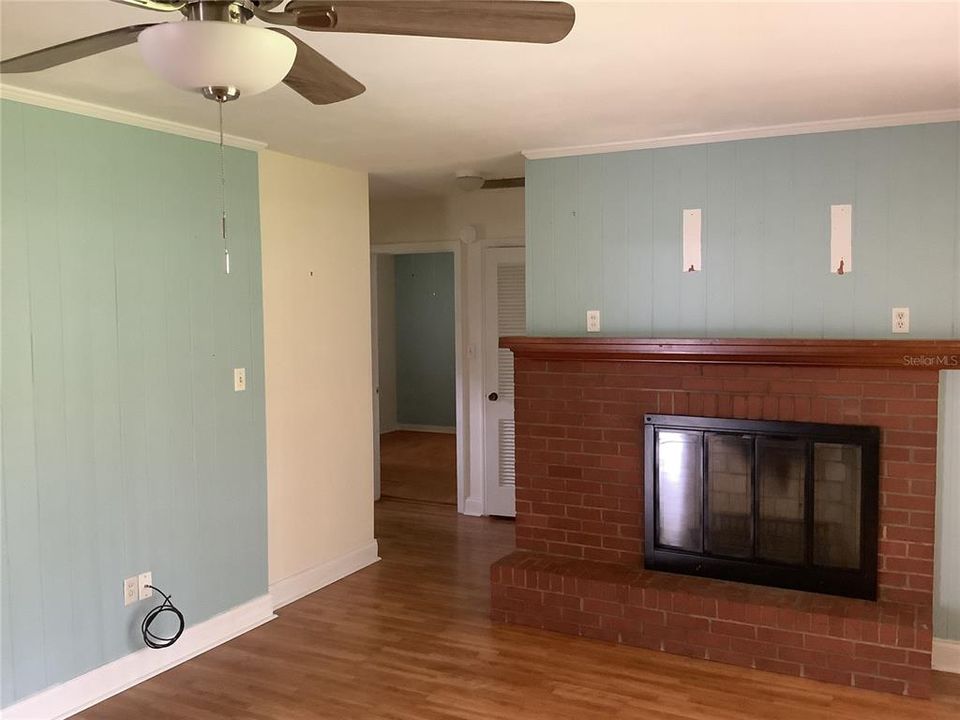For Sale: $229,000 (2 beds, 1 baths, 888 Square Feet)