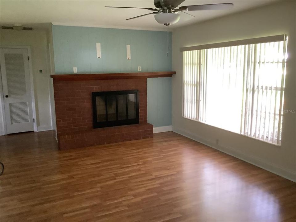 For Sale: $229,000 (2 beds, 1 baths, 888 Square Feet)