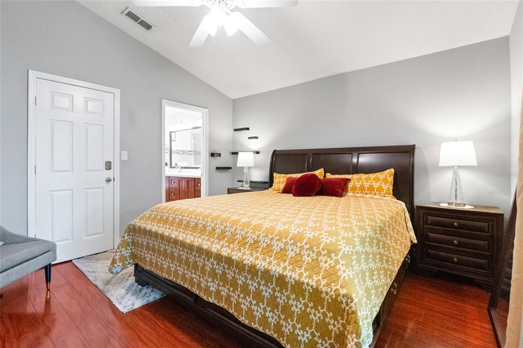 合同活跃: $399,000 (3 贝兹, 2 浴室, 1643 平方英尺)