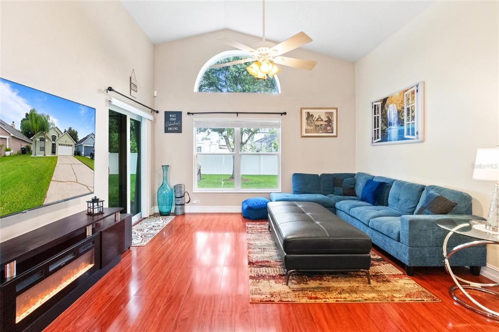 合同活跃: $399,000 (3 贝兹, 2 浴室, 1643 平方英尺)