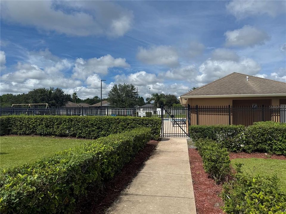 合同活跃: $399,000 (3 贝兹, 2 浴室, 1643 平方英尺)