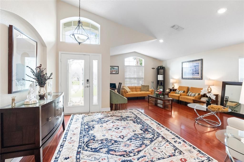 合同活跃: $399,000 (3 贝兹, 2 浴室, 1643 平方英尺)