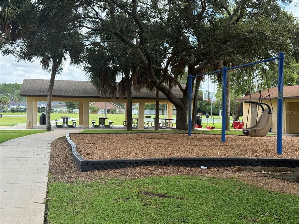 合同活跃: $399,000 (3 贝兹, 2 浴室, 1643 平方英尺)