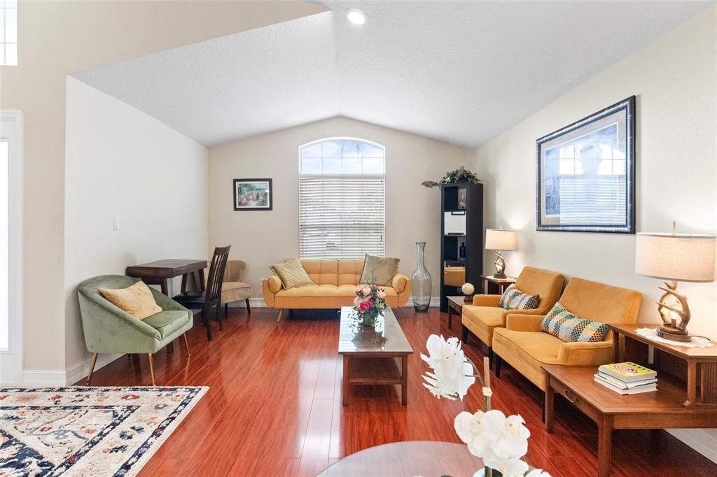 合同活跃: $399,000 (3 贝兹, 2 浴室, 1643 平方英尺)