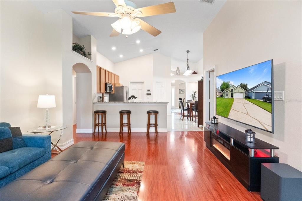 合同活跃: $399,000 (3 贝兹, 2 浴室, 1643 平方英尺)