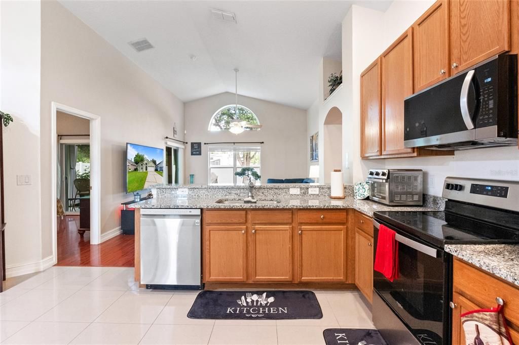 合同活跃: $399,000 (3 贝兹, 2 浴室, 1643 平方英尺)