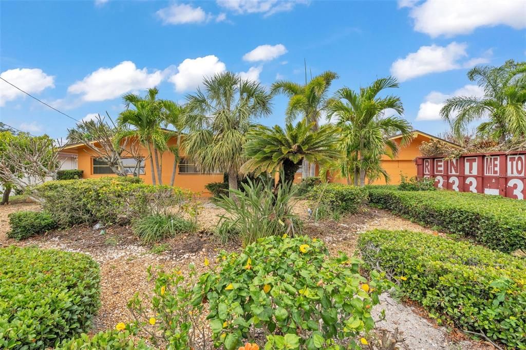 Active With Contract: $1,700,000 (3 beds, 2 baths, 2364 Square Feet)