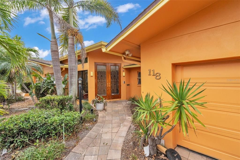 Active With Contract: $1,700,000 (3 beds, 2 baths, 2364 Square Feet)