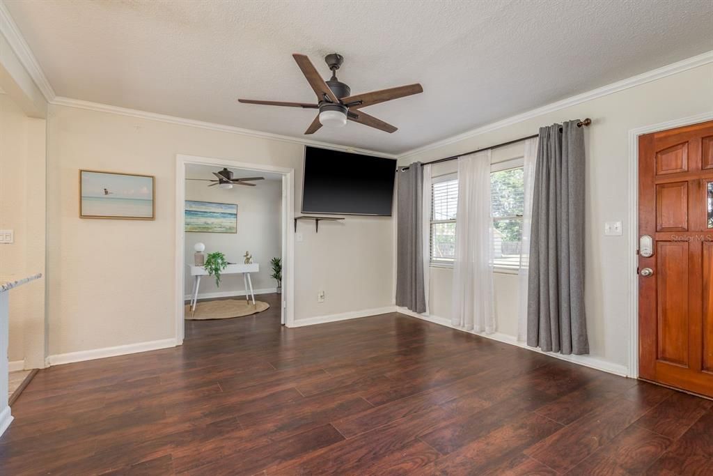 Под контрактом: $275,000 (3 спален, 2 ванн, 1035 Квадратных фут)