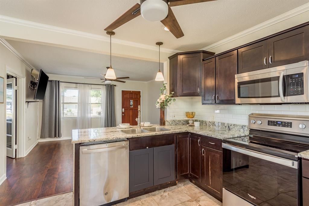 Под контрактом: $275,000 (3 спален, 2 ванн, 1035 Квадратных фут)