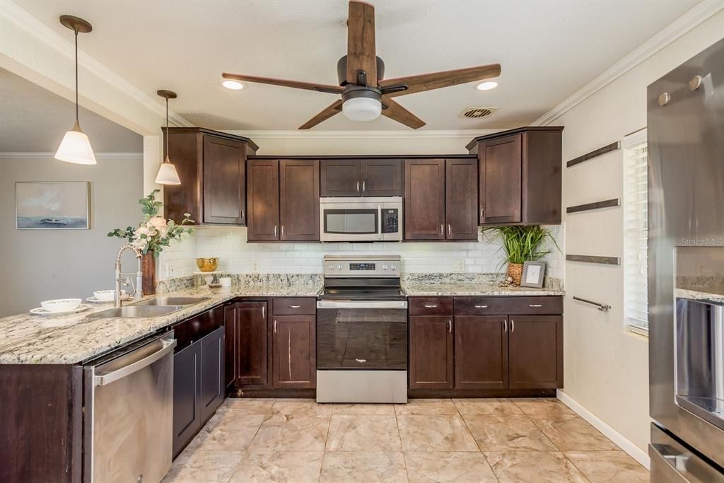 Под контрактом: $275,000 (3 спален, 2 ванн, 1035 Квадратных фут)