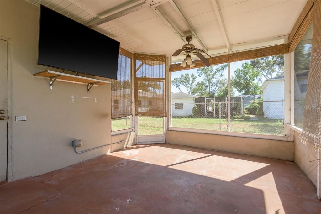 Под контрактом: $275,000 (3 спален, 2 ванн, 1035 Квадратных фут)