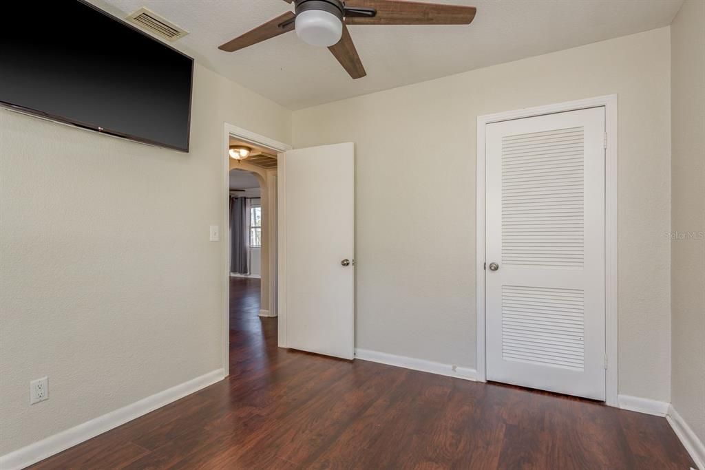 Под контрактом: $275,000 (3 спален, 2 ванн, 1035 Квадратных фут)