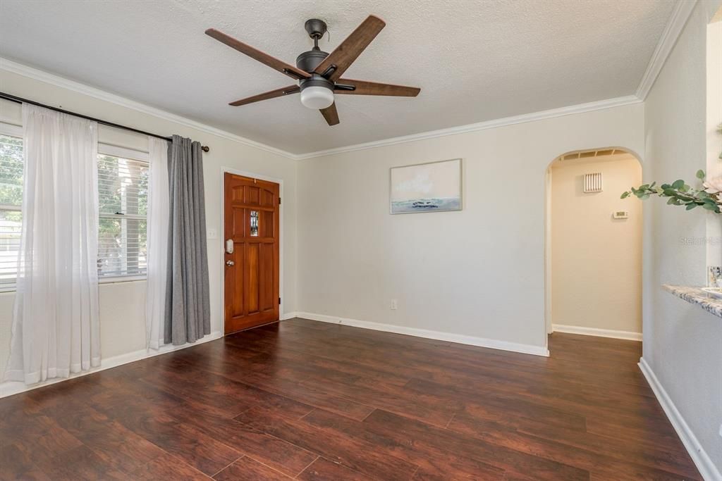 Под контрактом: $275,000 (3 спален, 2 ванн, 1035 Квадратных фут)