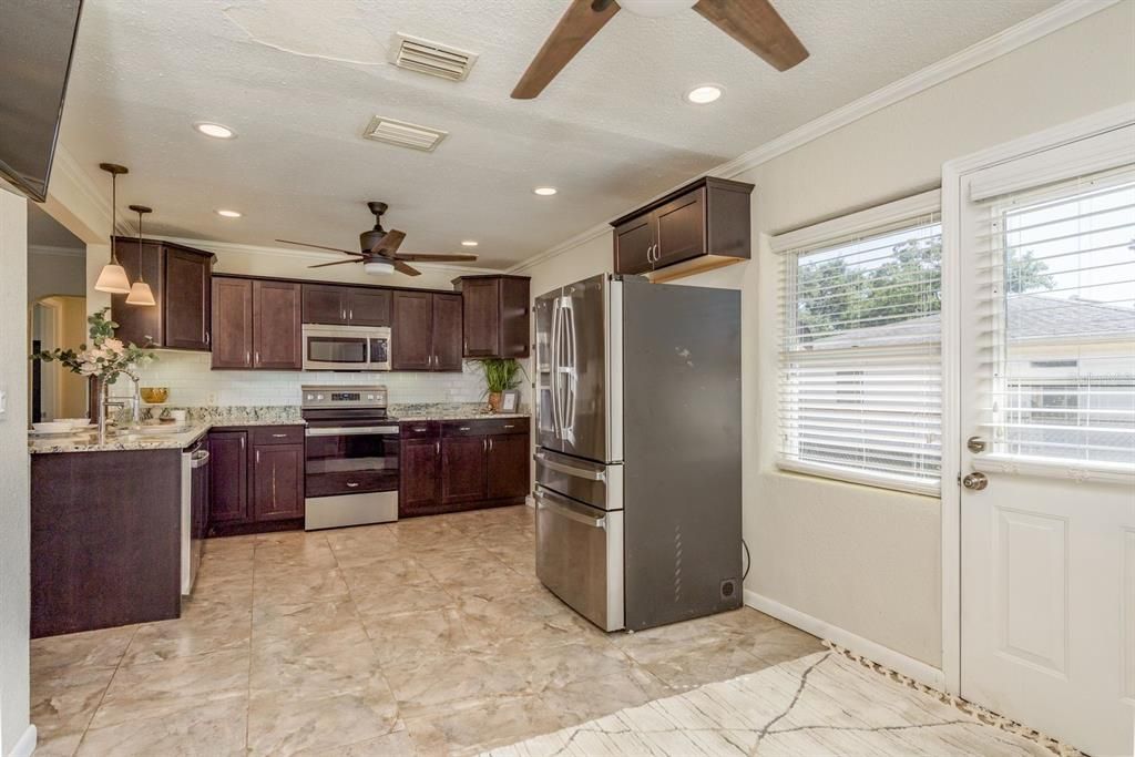 Под контрактом: $275,000 (3 спален, 2 ванн, 1035 Квадратных фут)