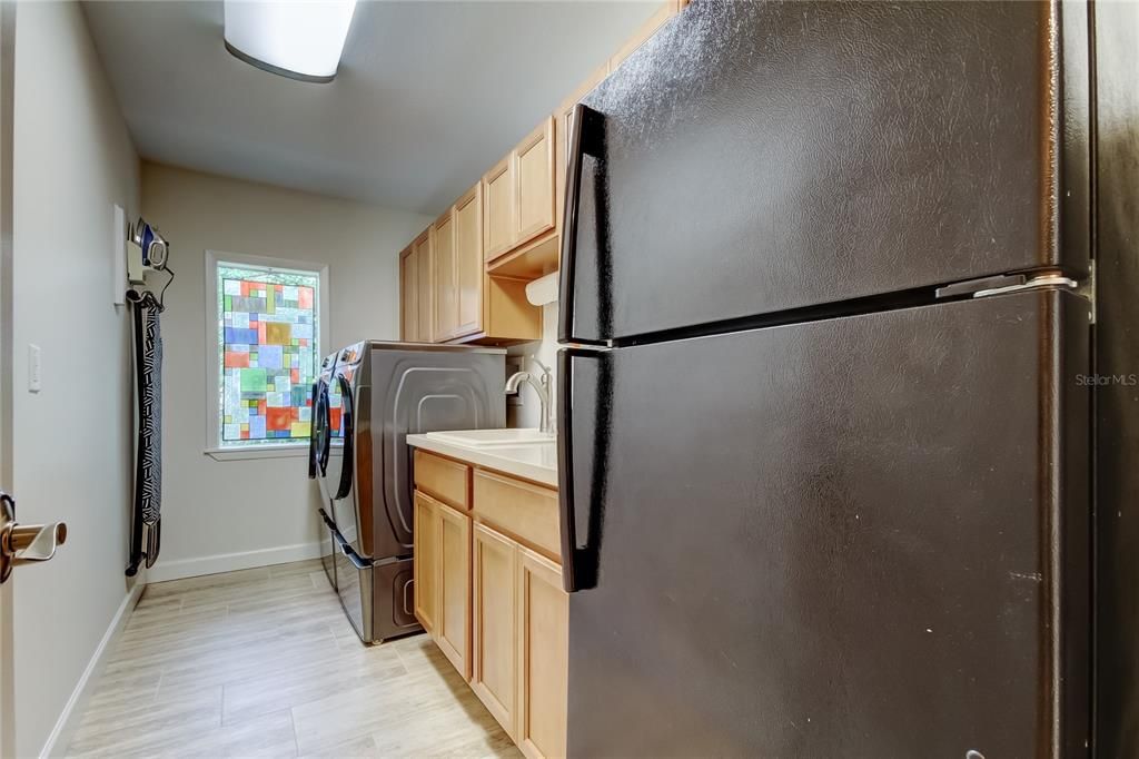 Active With Contract: $915,000 (4 beds, 3 baths, 2447 Square Feet)