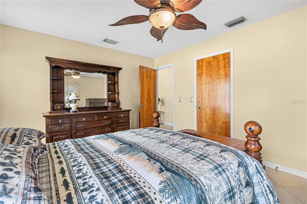 待售: $269,000 (2 贝兹, 2 浴室, 1758 平方英尺)