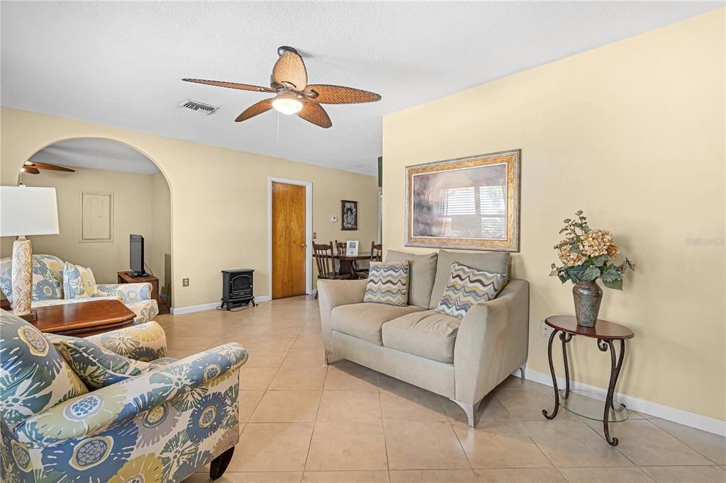 待售: $269,000 (2 贝兹, 2 浴室, 1758 平方英尺)